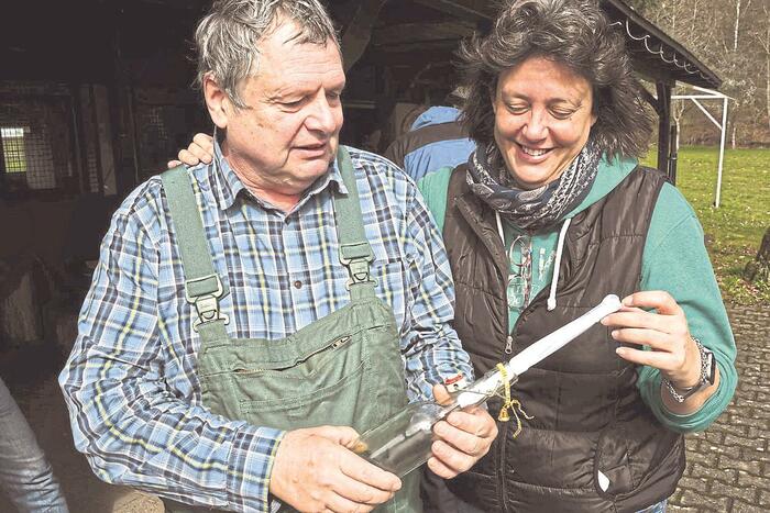 Nachricht ans „Universum“ schafft es nur bis zum Naheufer 23 04 01 Flaschenpost Foto