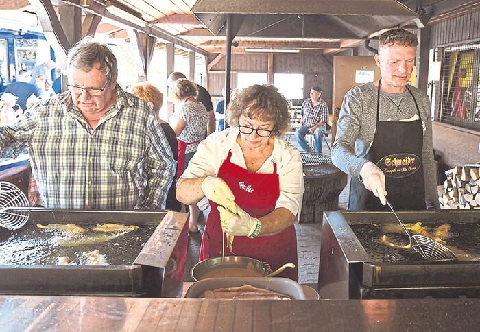 Angler bereiten 160 Portionen Backfisch zu 12 07 2023Anglerfest Foto