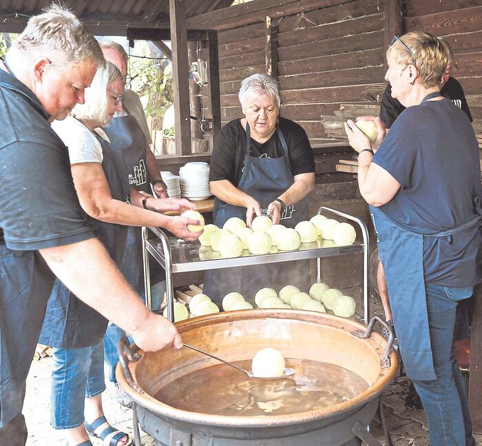 Gut 200 Klöße wollen gefüllt sein 16 08 23 200 Kloesse Foto