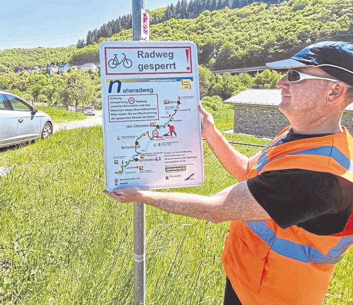 Schilder weisen auf Sperrung des Nahe-Radweges hin 2021 06 05 Schilder Radweg Foto