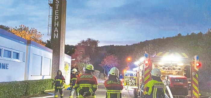 Einsatz in verrauchter Firmenhalle 2022 10 11 Feuerwehruebung Foto