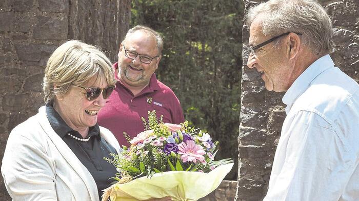 An der Frauenburg werden Frauen besonders nett begrüßt 29 07 2023 Blumenstrauss Foto2