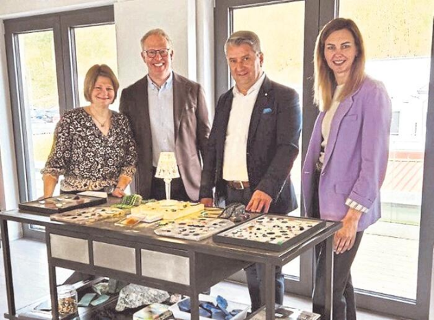 Landrat Miroslaw Kowalski und WFG-Geschäftsführerin Christina Biehl zu Besuch bei der Herbert Stephan KG 2025 01 29 Landrat zu Besuch Fa Stephan Foto