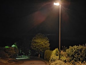 Die letzten Lichtstrahlen einer ausgedienten Natriumdampflampe in einer Nacht im Mai