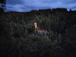 Die Frauenburg an einem späten Juniabend