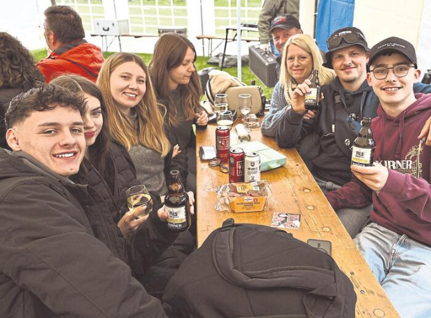 Wet­ter­ka­prio­len dämp­fen Zah­len beim Burg­fest  2026 05 16 Burgfest Foto